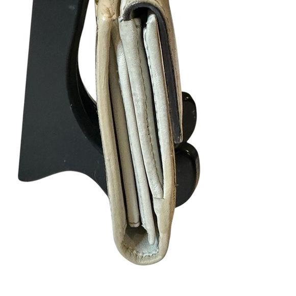 Gucci Cream Monogram Wallet with Heart Clasp - Picture 13 of 15